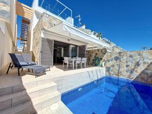 eine Villa mit Swimmingpool und ein Haus in der Unterkunft Los Alcazares Villa - 9509 in Los Alcázares