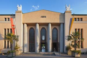 The facade or entrance of Hotel-Garni Martinek