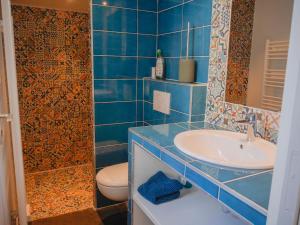 Kúpeľňa v ubytovaní Villa contemporaine avec vue mer à Sauzon - FR-1-418-201
