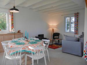 jadalnia ze stołem i krzesłami w obiekcie Maison Neuve Confortable Proche Plages à Locmaria – Jardin, Terrasse, Wifi, Classée 3* - FR-1-418-209 w mieście Locmaria