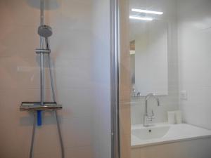 Łazienka w obiekcie Maison Neuve Confortable Proche Plages à Locmaria – Jardin, Terrasse, Wifi, Classée 3* - FR-1-418-209