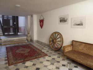 A seating area at I Cavalieri di Malta