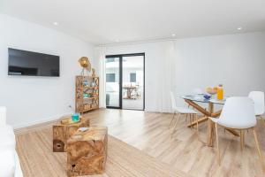 TV a/nebo společenská místnost v ubytování New 2bedroom Apartment w Terrace & Infinity Pool