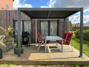 ヴンストルフにあるFliegender Holländerのデッキにテーブルと椅子が備わるガゼボ