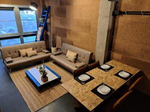 Posedenie v ubytovaní VibesCoruña - Loft Industrial Comercio