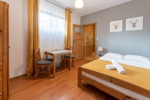 Posteľ alebo postele v izbe v ubytovaní Maya Pokoje i Apartamenty