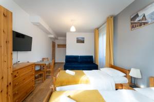 Televízia a/alebo spoločenská miestnosť v ubytovaní Maya Pokoje i Apartamenty