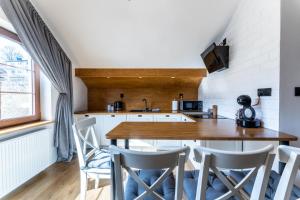 Kuchyňa alebo kuchynka v ubytovaní Maya Pokoje i Apartamenty