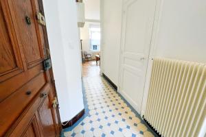 um corredor com uma porta e piso em azulejo em The Urban Casimir #FG em Grenoble