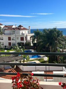 desde el balcón de una casa con piscina en Vistas al mar en Jardines del Mar Mediterráneo, en Castillo de Sabinillas