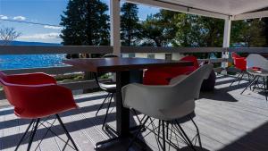 einen Tisch und Stühle auf einer Terrasse mit Blick auf das Wasser in der Unterkunft Erin's bed and breakfast in Dramalj