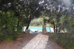 Bazén v ubytování La bastide de LORGUES 83 nebo v jeho okolí