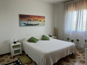um quarto com uma cama e um quadro na parede em B&B Airport Venice Diego em Tessera