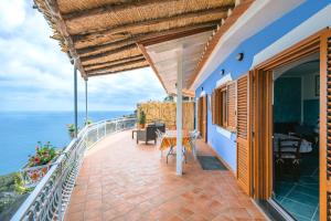 - un balcon offrant une vue sur l'océan dans l'établissement Loggetta 17, à Ravello 14 autres photos
