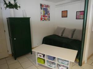 Habitación con cama y armario verde en Gite aux Minimes - Au jardin des alouettes, en Toulouse