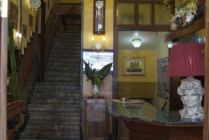 una escalera en una tienda con una escalera con una estatua en Hotel Touring, en Messina