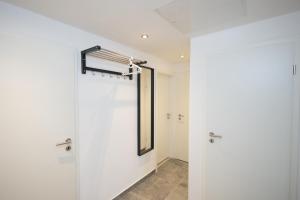 a bathroom with white walls and a mirror on the wall at Häusliches Loft Wohnung Apartment im Herzen von Ratingen in Ratingen