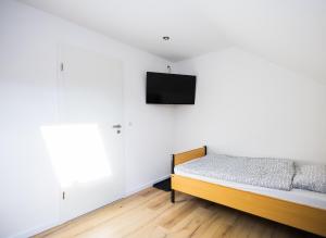 Una televisión o centro de entretenimiento en Häusliches Loft Wohnung Apartment im Herzen von Ratingen