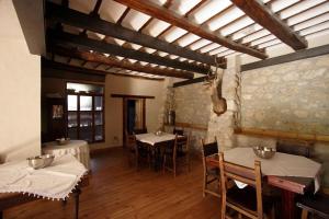 una sala da pranzo con tavoli e sedie in un edificio di Cortijo Palacete La Tala a Guadix