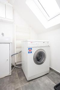 a washing machine in a room with a ceiling at Häusliches Loft Wohnung Apartment im Herzen von Ratingen in Ratingen