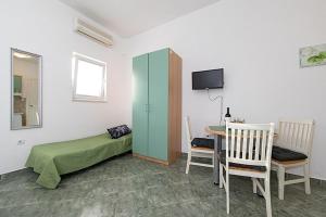 Televízia a/alebo spoločenská miestnosť v ubytovaní Studio apartment in Tucepi with air conditioning, WiFi, washing machine 202-2