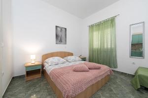Posteľ alebo postele v izbe v ubytovaní Studio apartment in Tucepi with air conditioning, WiFi, washing machine 202-2