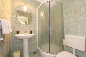 Kúpeľňa v ubytovaní Studio apartment in Tucepi with air conditioning, WiFi, washing machine 202-2 + 24 fotografií
