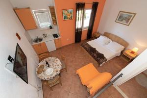 Postel nebo postele na pokoji v ubytování Studio apartment in Tucepi with air conditioning, WiFi, washing machine 202-1