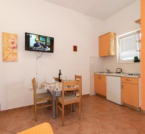 Kuchyň nebo kuchyňský kout v ubytování Studio apartment in Tucepi with air conditioning, WiFi, washing machine 202-1