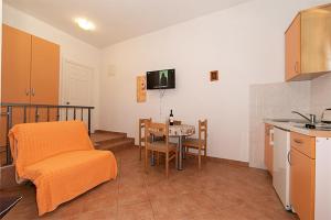 Kuchyň nebo kuchyňský kout v ubytování Studio apartment in Tucepi with air conditioning, WiFi, washing machine 202-1