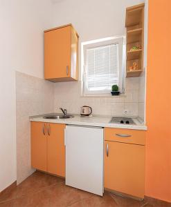 Kuchyň nebo kuchyňský kout v ubytování Studio apartment in Tucepi with air conditioning, WiFi, washing machine 202-1