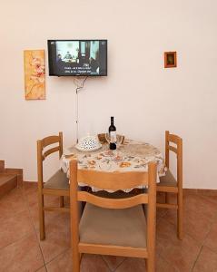 TV a/nebo společenská místnost v ubytování Studio apartment in Tucepi with air conditioning, WiFi, washing machine 202-1