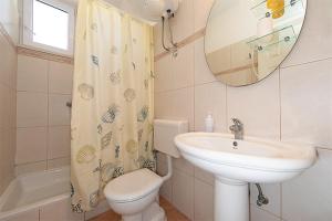 Koupelna v ubytování Studio apartment in Tucepi with air conditioning, WiFi, washing machine 202-1