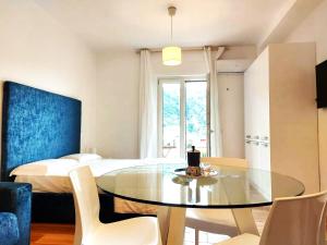 Cette chambre comprend une table à manger et un lit. dans l'établissement Le perle della Costiera, à Sorrente
