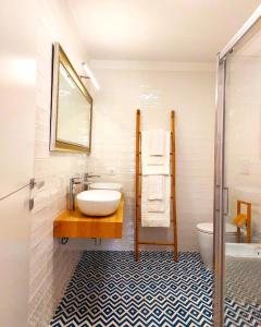 La salle de bains est pourvue d'un lavabo, de toilettes et d'une douche. dans l'établissement Le perle della Costiera, à Sorrente