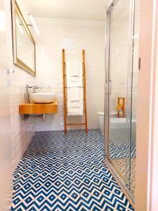 La salle de bains est pourvue d'une douche, d'un lavabo et de toilettes. dans l'établissement Le perle della Costiera, à Sorrente