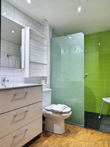 W łazience znajduje się toaleta i przeszklony prysznic. w obiekcie Amplio y Moderno Apartamento Lorenzo Ferreira w Kordobie