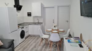 A kitchen or kitchenette at Apartamentos Linersol