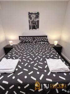 Ein Bett oder Betten in einem Zimmer der Unterkunft Black & White Delight - 2bd 2bth Apt - Braddon