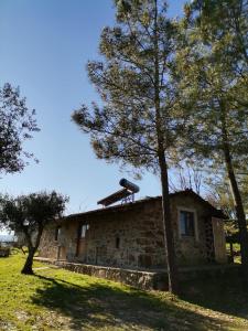 una vecchia casa in pietra con una persiana solare di Casa Cabeço do Barragão a Fundão