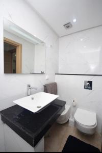 馬拉喀什的住宿－King ibn sina，白色的浴室设有水槽和卫生间。
