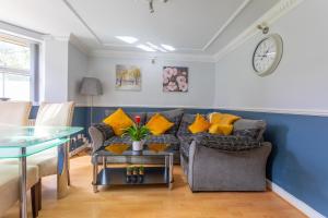 a living room with a couch and a table at West Hill Stays Chapel Alleton LS7 - 3 bed Sleeps 5 - close to City Center - free parking - contractor welcome in Moortown