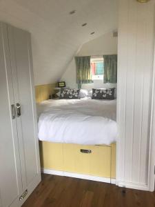 ein Schlafzimmer mit einem großen Bett in einem Zimmer in der Unterkunft Bumble Bee Cottage in Plymouth