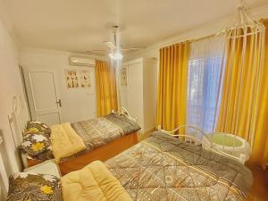 1 dormitorio con 2 camas y ventana en Cozy Apartment (JANNA) en 6th Of October