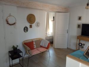 salon z kanapą i sypialnią w obiekcie Bienvenue chez vous w mieście Cormeilles