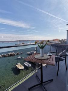 una mesa en un balcón con vistas al agua en Apartments Benic en Neviđane