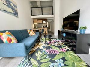 uma sala de estar com um sofá azul e um tapete em Design Gallery INBP07 Studio Apartment #freeparking em Budapeste