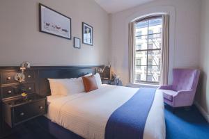 Postel nebo postele na pokoji v ubytování The Frederick Hotel Tribeca