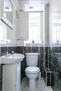 a bathroom with a white toilet and a sink at West Hill Stays Chapel Alleton LS7 - 3 bed Sleeps 5 - close to City Center - free parking - contractor welcome in Moortown