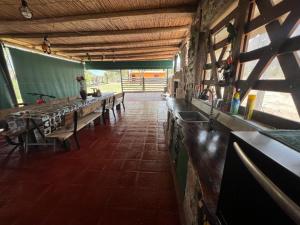 uma sala com mesas e bancos num edifício em CABAÑAS VILLA HUACO em El Huaco
